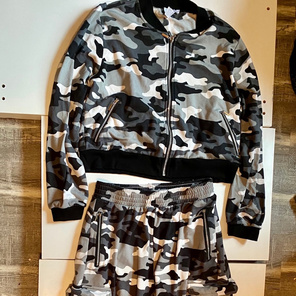 Indero Camouflage Two Piece SweatSuit NWOT